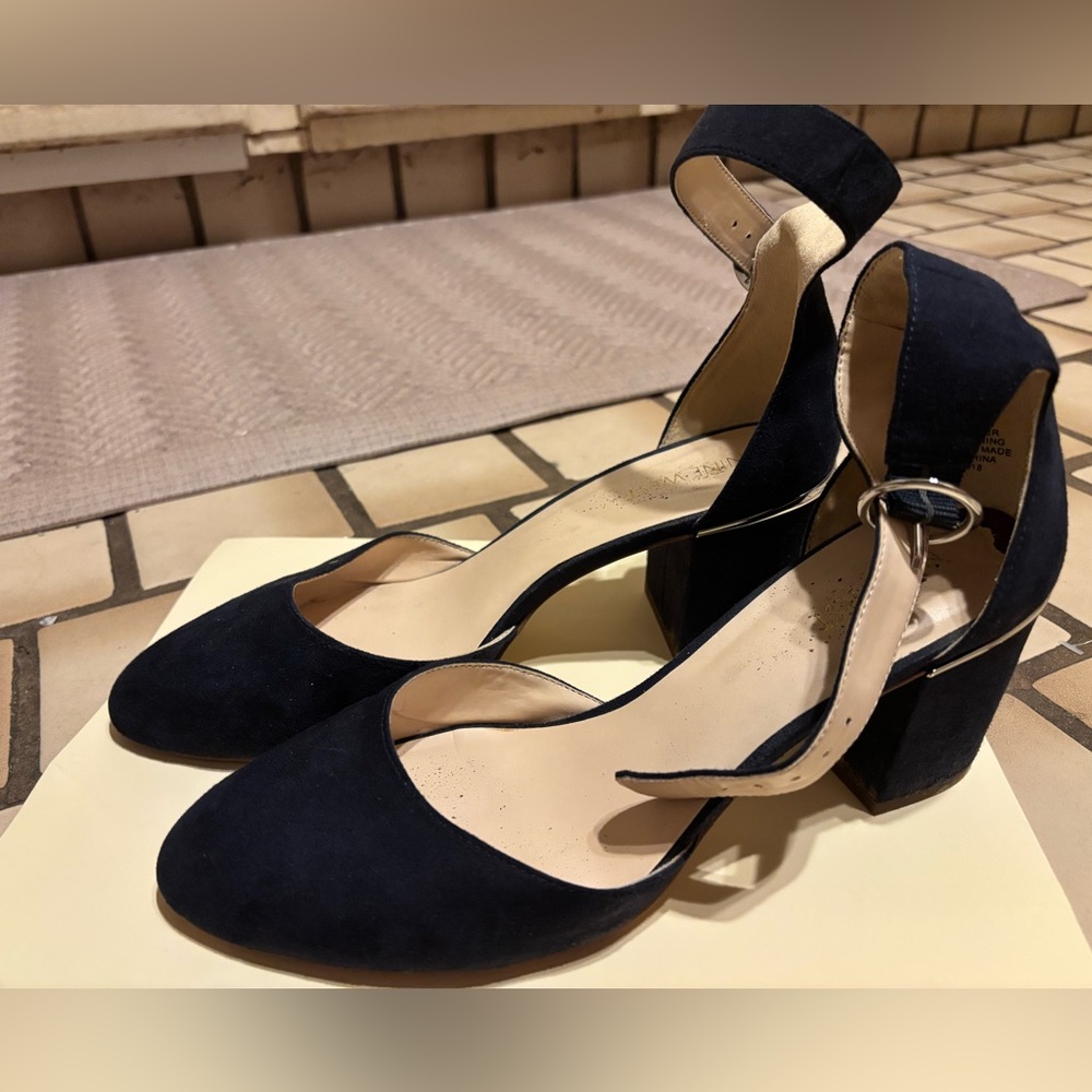 Nine West Addison Heels NAVY and Gold embellishment Classic Design size 8.5